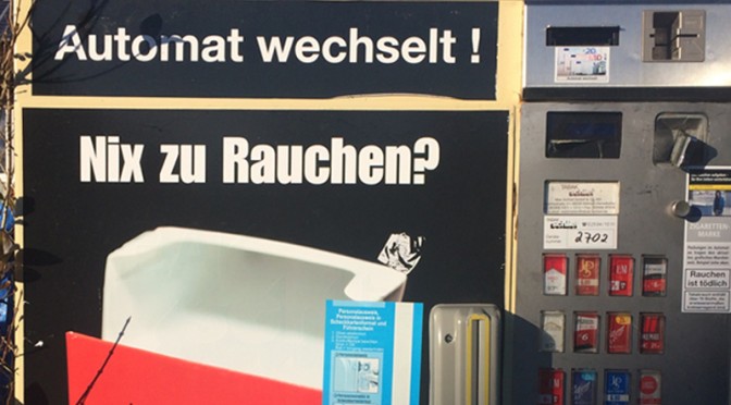 Individuelle Orthographie und Interpunktion an öffentlichen Automaten im verkehrsberuhigten Wohngebiet.