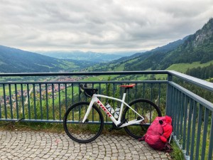 Aussichtskanzel am Oberjoch mit Blick auf Bad Hindelang