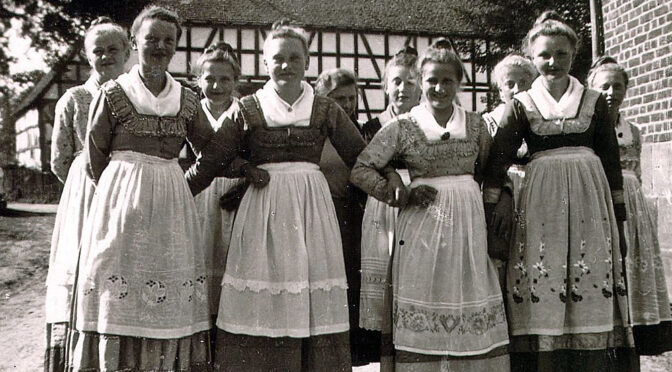 Hornfäden, die auf Köpfen wachsen