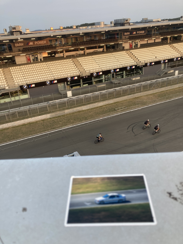 Start- und Zielgerade von der Besucherterrasse mit Autobild